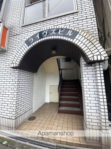 ライヴズビルの玄関写真