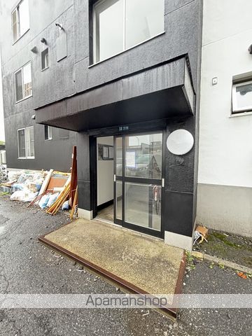 フローラ弐番館の玄関写真