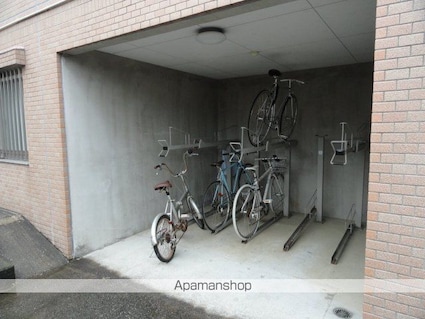 ディム三軒茶屋[1K/25.45m2]の駐車場