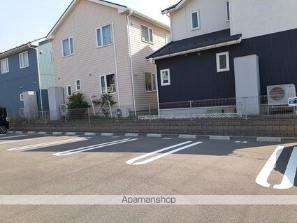 ランドマーク気比Ⅰ[2LDK/57.13m2]の駐車場