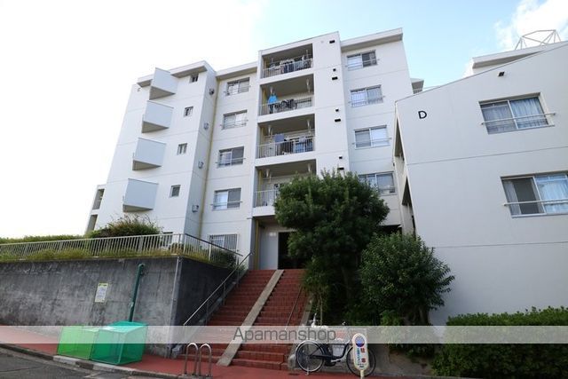 千里月見ヶ丘ハイツE棟の外観写真