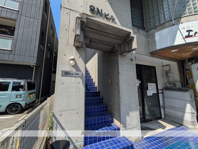SNビルの玄関写真
