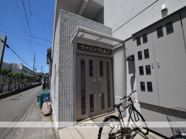 ライジングヒルズの玄関写真