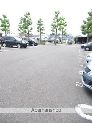 ＤＥＡＲ　ＣＯＵＲＴ（ディアコート）[1K/30.96m2]の駐車場