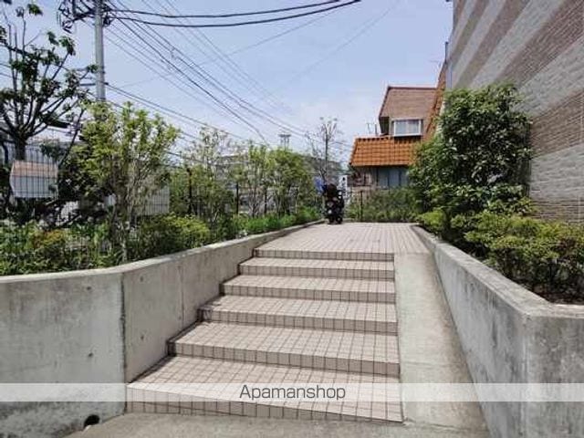レオパレスアルファヒルズの玄関写真