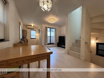 新宿区西新宿４丁目戸建[2SLDK/76.87m2]のリビング・居間1