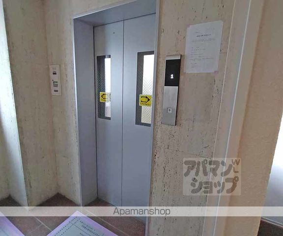 ロイヤル室町の玄関写真