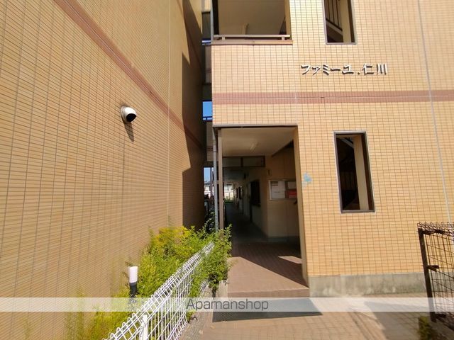 ファミーユ仁川の玄関写真