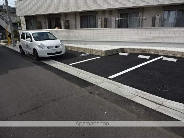 東京都日野市大坂上１丁目[1K/25.36m2]の駐車場2
