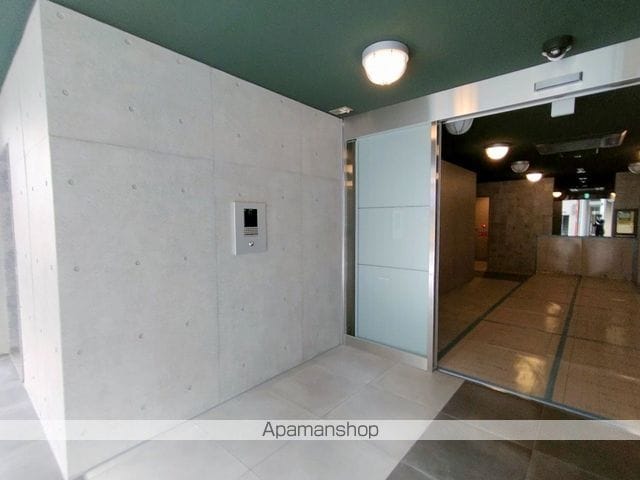ワーヴ大阪本町の玄関写真