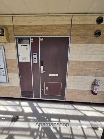 レオパレスCENTROの玄関写真