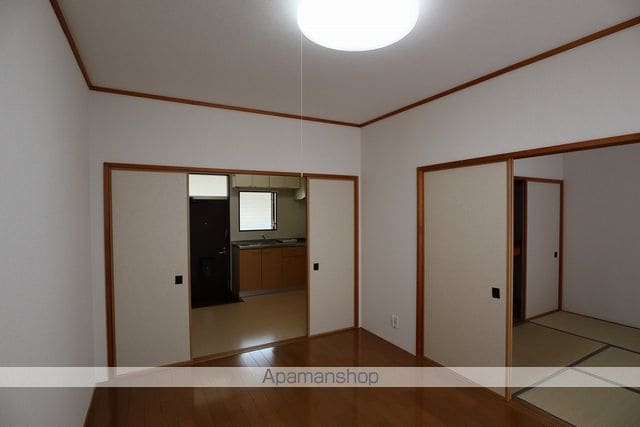レヴール綾田A棟の内装写真