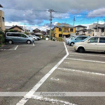 ハイネスやまざき[3DK/56m2]の駐車場