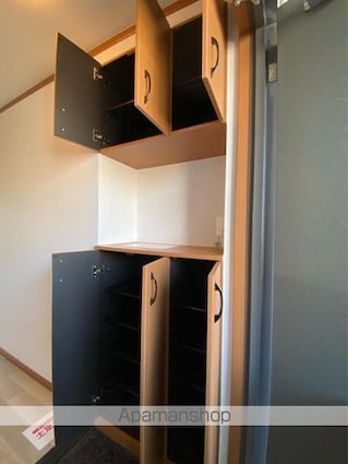 ロイヤルコーポ中川　[1LDK/51.3m2]の玄関