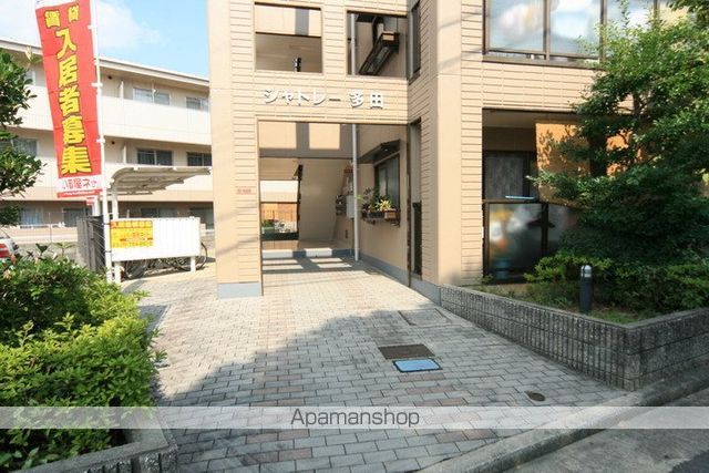 シャトレー多田の玄関写真