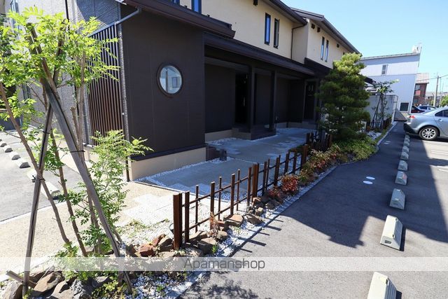 金沢市 2階建 築9年の玄関写真