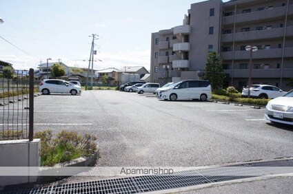 グランドマンション国母[2LDK/68.41m2]の駐車場