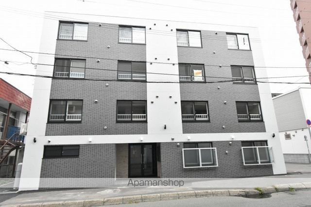 メトロ南平岸駅前の外観写真