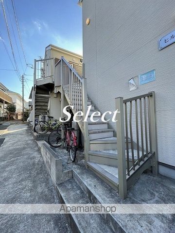 ヒルズ山手B棟の玄関写真