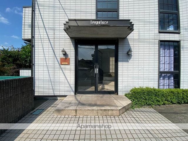 レオパレスアズィールAの玄関写真