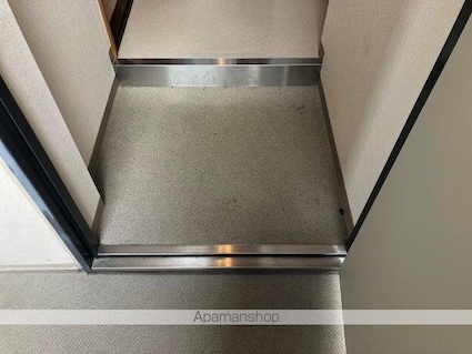 グランラヴィーヌ[1R/31.95m2]の玄関