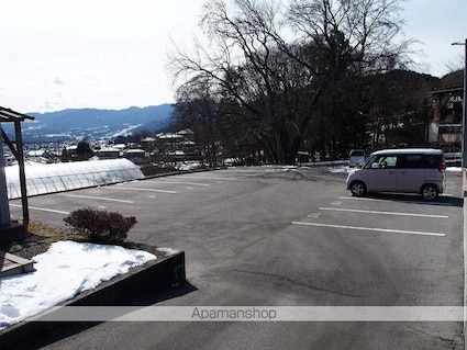 メゾン・ドール[2DK/43m2]の駐車場1