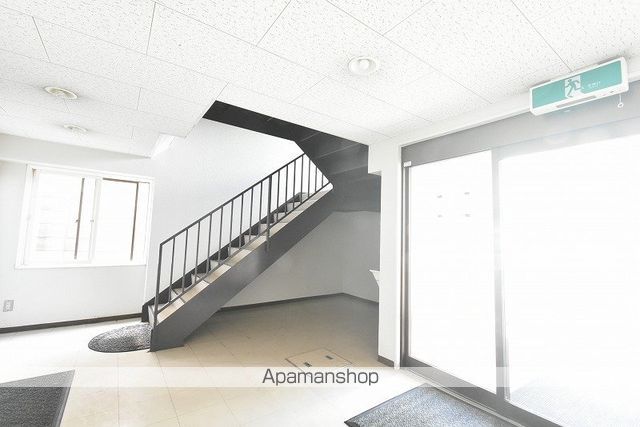 ローヤルハイツ月寒東3・4の玄関写真
