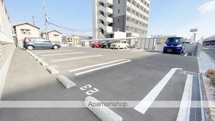 サンリットⅢ[1K/30.83m2]の駐車場