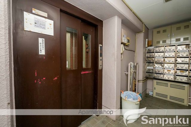 東一万ビルの玄関写真