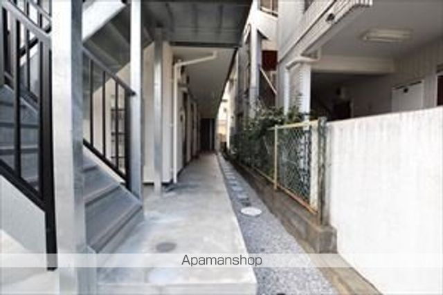サイドガレージ矢部の玄関写真