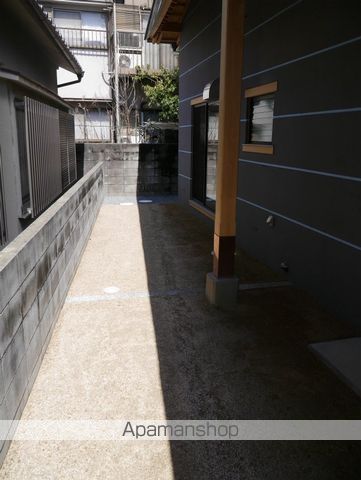伊島町2丁目メゾネット 西の玄関写真