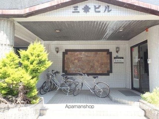 三幸ビルの玄関写真
