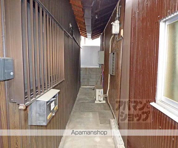京阪電気鉄道京阪線 三条駅 徒歩8分 2階建 築52年の玄関写真