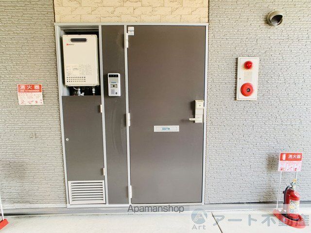 レオパレスとねりこ1の玄関写真
