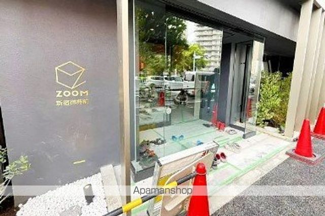 ZOOM新宿御苑前の玄関写真