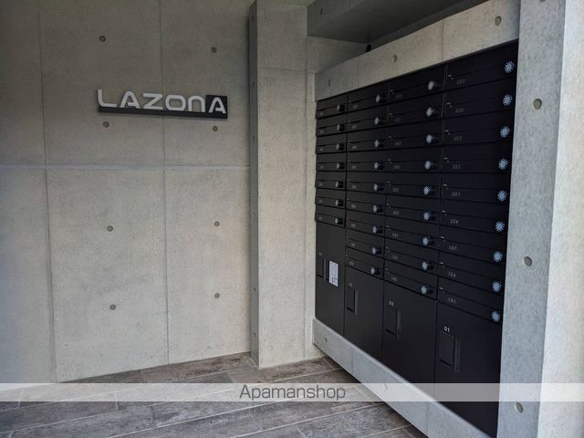 LAZONAの玄関写真