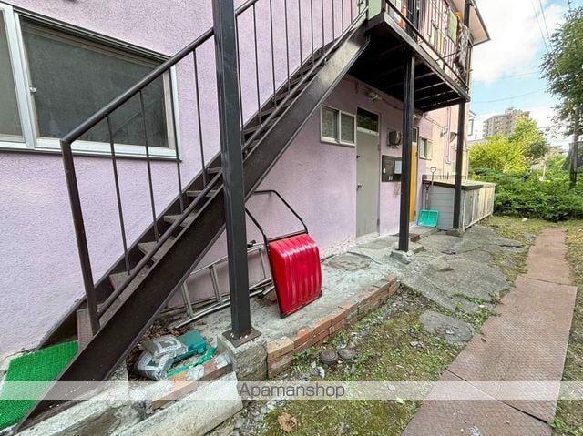 本間アパートの玄関写真