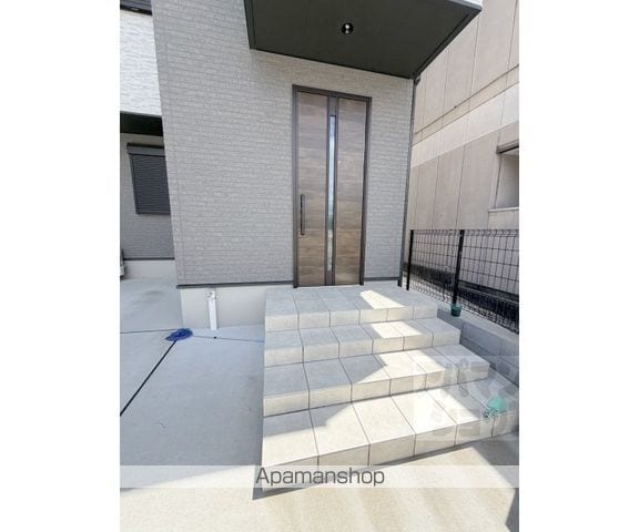 深草西出町貸家の玄関写真