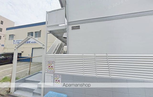 ホワイトジュネスの玄関写真