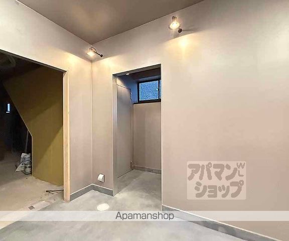 KARASUMA STEPSの玄関写真