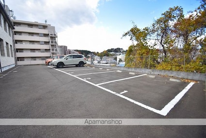 メゾンエスポワール堤町[1K/22.16m2]の駐車場2