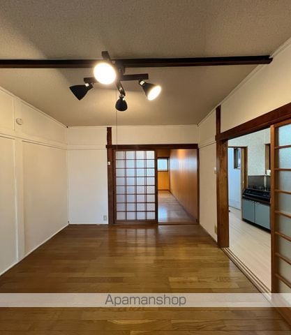 西野110−31テラスハウス 左の内装写真