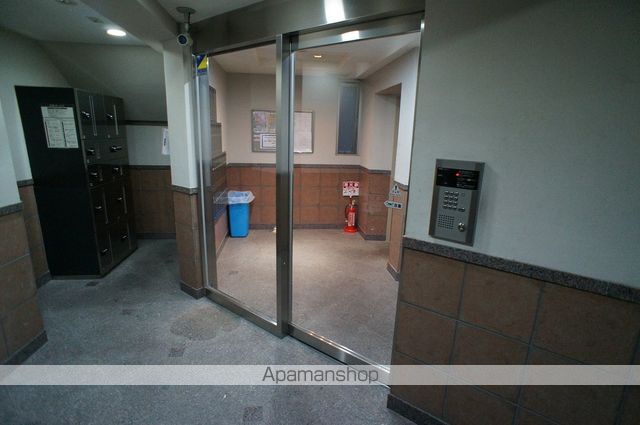 メビウス新宿御苑の玄関写真