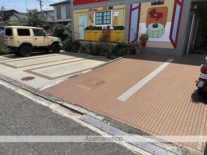 新堀ハイツ２[1R/17.82m2]の駐車場