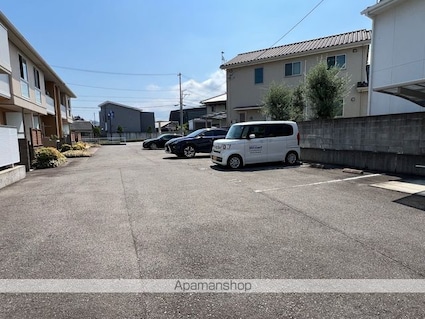 愛媛県新居浜市坂井町２丁目[1LDK/42.24m2]の駐車場