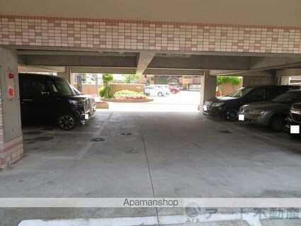 コンフォルト天山[1K/32m2]の駐車場3