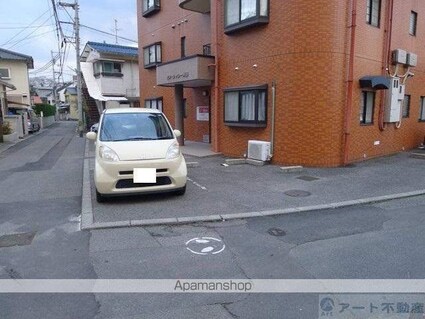 モンシャレー持田[1DK/37m2]の駐車場2