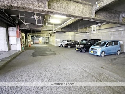 ロータリー本町　[1R/28.53m2]の駐車場