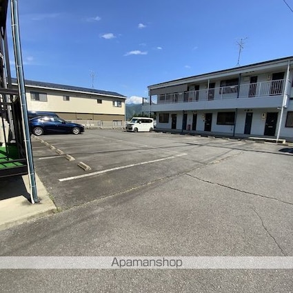 ＰＡＬＡＣＥ　ＢＬＵＥ　ＳＫＹ　Ａ[2DK/45.5m2]の駐車場1