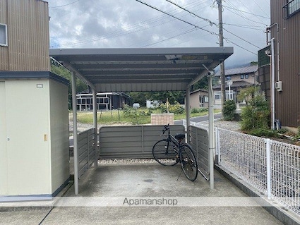 メゾン・ド・ファミーユ新屋[1LDK/50.09m2]の駐車場1